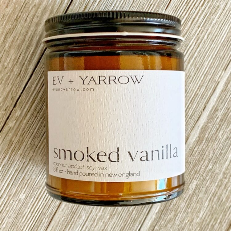 Candle that smells of smoked vanilla